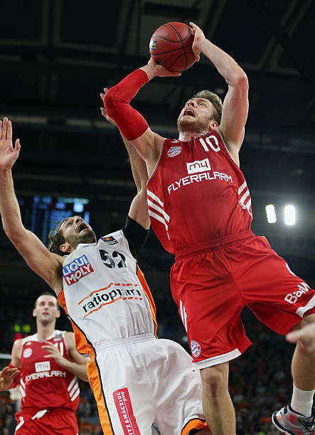 他们背后的 他们背后的