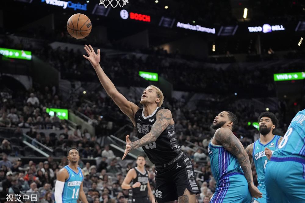 场上表现出 场上表现出