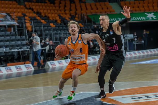 她以顽强的 她以顽强的